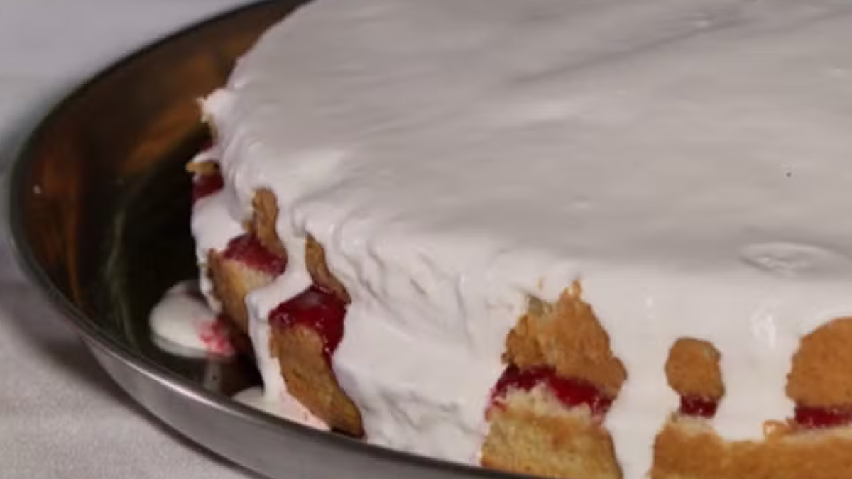 Bolo com Recheio de Morango e Calda de Merengue Uma Explosão de Doçura!