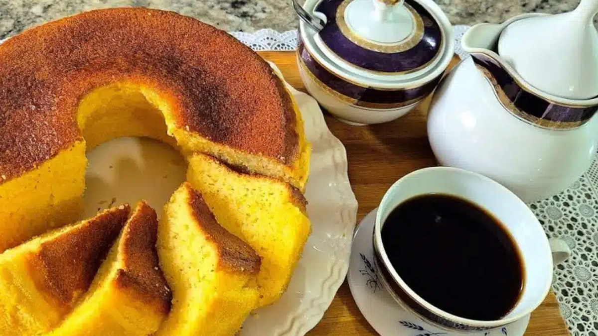 Receita Irresistível Bolo Simples de Fubá Que Perfuma a Casa Inteira!