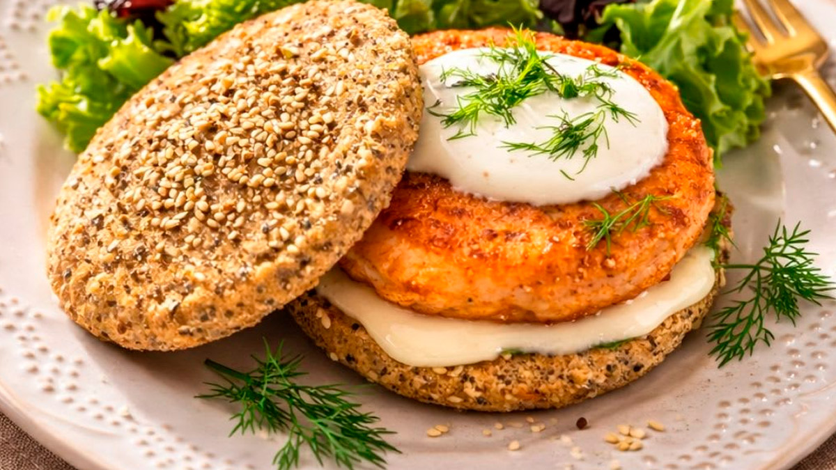 Receita prática de hambúrguer de salmão com creme azedo em pão low carb delicioso